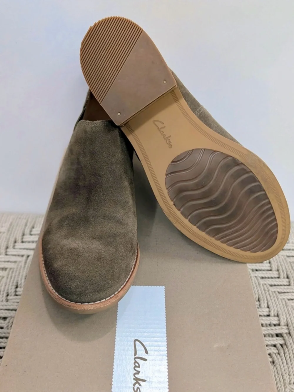 Clarks Edenvale Page Olive Suede Chelsea Booties – Women’s Size 8.5M